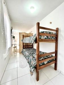 um quarto com beliches num quarto em Kitnet vila adyana em São José dos Campos
