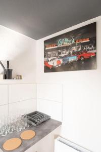 a kitchen with a picture of a bus on the wall at - Nice New York apartment in the heart of Duisburg - Betten & Sofa - 5 Mins Central Station Hbf - Big TV & WiFi - in Duisburg