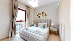 Postel nebo postele na pokoji v ubytování Primestay - Bayshore 3 1Br in Dubai Creek Harbour