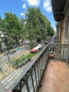 - Balcón de un edificio con vistas a la calle en Casa vacanze Il Gianduiotto en Turín