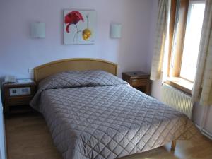Hotel Cheval De Bronze tesisinde bir odada yatak veya yataklar