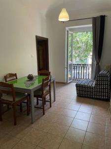 sala de estar con mesa, sillas y sofá en Casa vacanze Il Gianduiotto en Turín