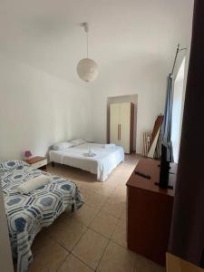 a bedroom with two beds and a table and a mirror at Casa vacanze Il Gianduiotto in Turin