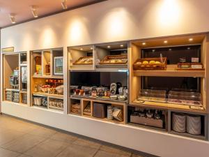 B&B Hotel Hildesheim في هيلدسهايم: خزانة عرض المخبز مع الطعام