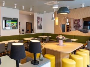 TV a/nebo společenská místnost v ubytování B&B Hotel Hildesheim