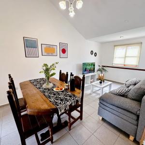 Casa Girasoles في سنتناريو: غرفة طعام مع طاولة وأريكة