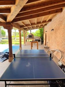 una mesa de ping pong azul en un pabellón en Finca Viñas y Nogales, en Aranda de Duero