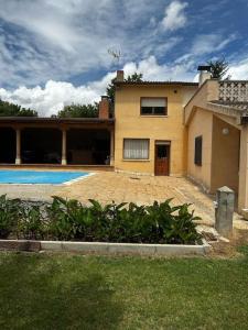 una casa con piscina frente a ella en Finca Viñas y Nogales, en Aranda de Duero