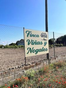 un cartel en una valla frente a una playa en Finca Viñas y Nogales, en Aranda de Duero