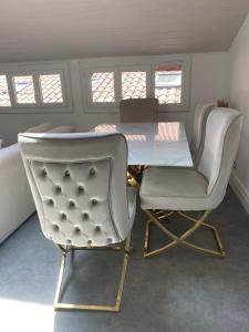 a dining room with a table and two chairs at Le Foyer d'Or - Hypercentre & Confort in Agen
