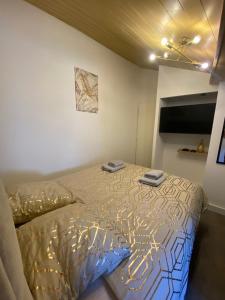 1 dormitorio con 1 cama con 2 toallas en Le Foyer d'Or - Hypercentre & Confort en Agen