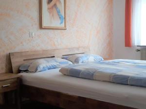 a bedroom with a bed with a wooden headboard at Ferienhaus Beim Wildenstein in Leibertingen