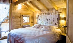 Postel nebo postele na pokoji v ubytování LOGIS HÔTEL, CHALETS et RESTAURANT LES CHATELMINÉS