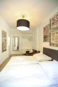 1 dormitorio con 1 cama blanca grande en una habitación en Zentrale Designoase, en Hamburgo