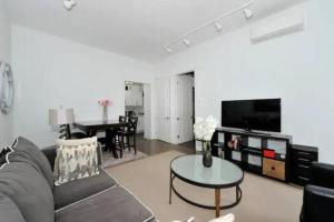 un soggiorno con divano e tavolo di Cozy 1BR Apartment in Upper West Side! a New York