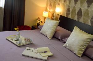 Una habitación de hotel con una cama con una bandeja con vasos en B&B Sole Luna, en Marina di Gioiosa Ionica