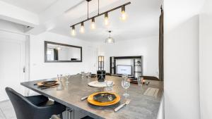 安納馬斯的住宿－COLOC CAPUCIN - Belle colocation avec 3 chambres indépendantes / Balcon privé / Parking collectif / Wifi gratuit，一间带桌椅的用餐室和一间餐厅。