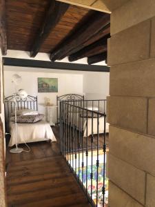1 dormitorio con 2 camas en una habitación con techos de madera en Casa degli Allori, en Palermo