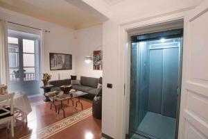 sala de estar con puerta azul y sofá en Casa degli Allori, en Palermo
