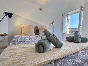 ein Schlafzimmer mit zwei ausgestopften Tieren auf einem Bett in der Unterkunft ''Le Graff'' de Miss.K Conciergerie in Mâcon