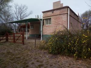 Bygningen som feriehuset ligger i + 2 billeder