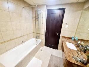 Koupelna v ubytování SUNRISE HOMES - Studio with Huge Balcony & Amazing View near JBR Beach