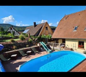 Bazén v ubytování Gîte Vignoble de Cléebourg nebo v jeho okolí