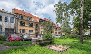 einem Park mit einer Bank vor einem Gebäude in der Unterkunft 2 Min to Island! Spacious Family-Sized Old Town Apt in Kaunas