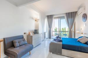 um quarto com uma cama azul e um sofá em Gestione immobiliare Laura’s rooms em Roma