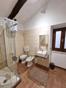 uma casa de banho com um WC, um lavatório e um chuveiro em LA CASETTA AZZURRA CHIANALEA - locazione turistica em Scilla