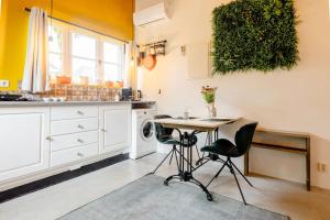 uma cozinha com mesa e cadeiras num quarto em The Corner House em Kampen