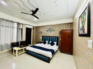 达兰萨拉HOTEL DEVDAR RESORT的带床和吊扇的卧室 更多37张照片