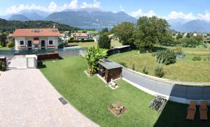 an aerial view of a yard with a house at Il Giardino dei Ciliegi in Colico
