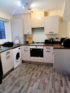 Una cocina o kitchenette en Stunning 3 bed home at the heart of Wolverhampton