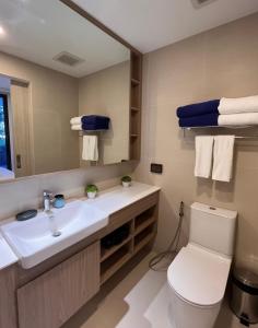 bagno con lavandino, servizi igienici e specchio di 2 br Laguna, SkyPark, Bang Tao a Thalang