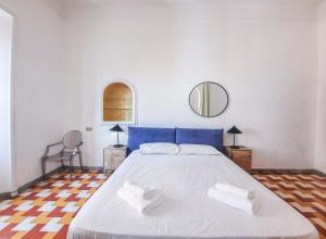 1 dormitorio con 1 cama grande y 2 toallas. en Villa Borghese Large Apartment en Roma