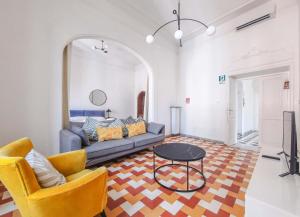 sala de estar con sofá, 2 sillas y mesa en Villa Borghese Large Apartment, en Roma