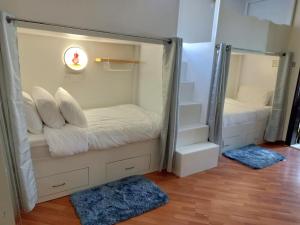 Cette petite chambre comprend un lit et un miroir. dans l'établissement Shared Room in Dubai - D Bunkers Camp, à Dubaï
