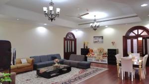 - un salon avec un canapé bleu et une table dans l'établissement Shared Room in Dubai - D Bunkers Camp, à Dubaï