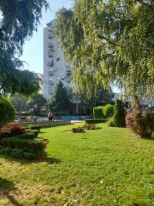 un parque con un edificio al fondo en CENTAR, en Kumanovo