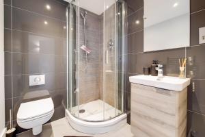 a bathroom with a shower and a toilet and a sink at Luxury New 2 Bed/2 Bathroom Flat With Balcony in Edgware