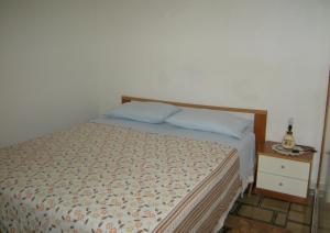 レウカにあるLa Dimora Del Pescatoreのベッドルーム1室(ベッド1台、ナイトスタンド、ベッドサイド付)