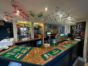 een bar in een restaurant met een bar met drankjes bij Rose & Crown Rooms in Beverley