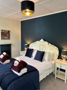貝弗利的住宿－Rose & Crown Rooms，一间卧室配有一张带蓝色墙壁的大床