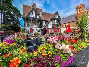 a house with flowers in front of it at Rose & Crown Rooms in Beverley
