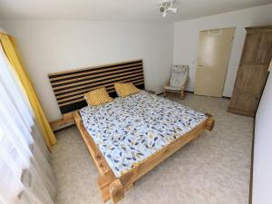 Postel nebo postele na pokoji v ubytování Petit Trianon 1,3 - Grosses Familiennest komplett renoviert