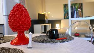 un jarrón rojo sentado sobre una mesa en home sweet home sea, en Mondello