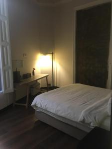 バルセロナにあるClassic styled apartmentのベッドルーム1室(ベッド1台、ランプ付きデスク付)