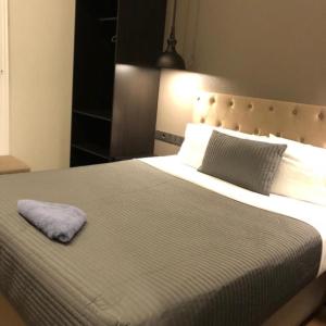 Bett mit blauem Kissen darüber in der Unterkunft Classic styled apartment in Barcelona