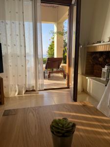 salon z drzwiami otwierającymi się na patio w obiekcie Natica Mare Villas w mieście Xerokampos